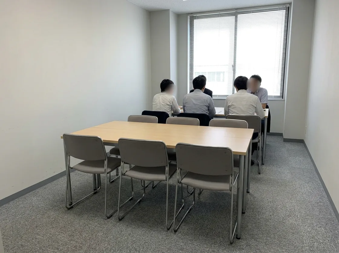 貸会議室で行われた当事者の集いの様子。参加者は後方から撮影しており、顔は写していない